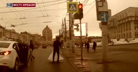 Sprzeczka na rosyjskiej ulicy. Panna młoda pobiła bukietem niedoszłego małżonka