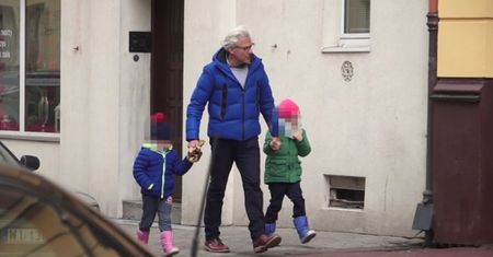 Hubert Urbański na spacerze z dziećmi