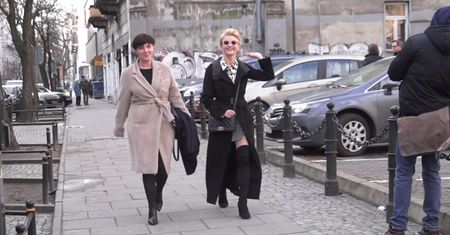 Uśmiechnięta Kożuchowska rozdaje autografy pod TVN-em