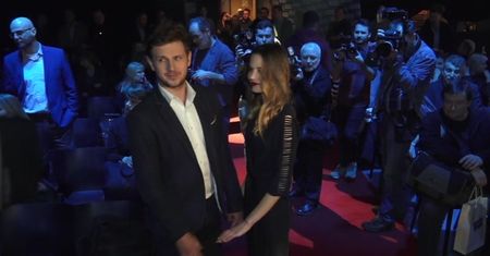Królikowski otoczony przez paparazzi: "Tylko wybierzcie ładne zdjęcie!"