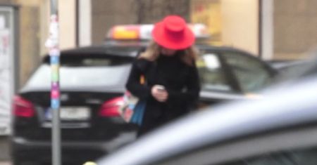 "Sexy mama" Zosia Ślotała w czerwonym kapeluszu spaceruje po Warszawie