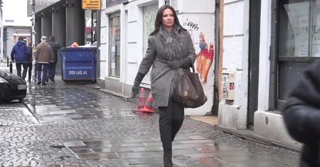 Rusin wychodzi z pracy z torebką Louis Vuitton