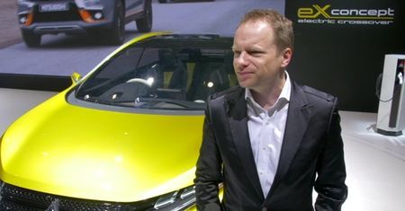 Maciej Stuhr na targach w Genewie z Mitsubishi