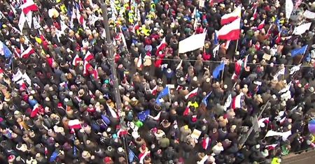 80 tysięcy ludzi manifestowało w Warszawie: Stańmy murem za Wałęsą
