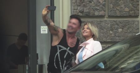 Zamachowska robi sobie selfie z fryzjerem