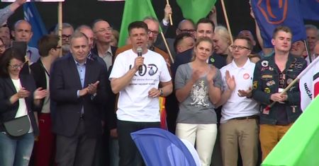 Ryszard Petru przemawia na marszu KOD