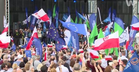 Plac Piłsudskiego podczas marszu KOD
