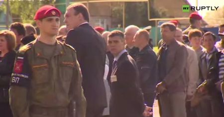Otoczony przez terrorystów z ISIS, skierował nalot na siebie
