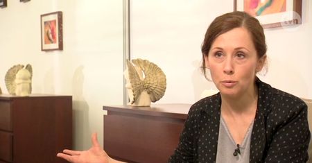 Jola Fraszyńska pomaga chłopcu choremu na siatkówczaka
