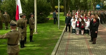 Uroczyste podniesienie flagi przed kancelarią premiera i na wieży zegarowej Zamku Królewskiego