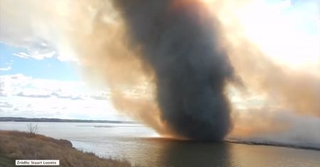 Ogniste tornado szalejące nad rzeką Sturgeon w Kanadzie