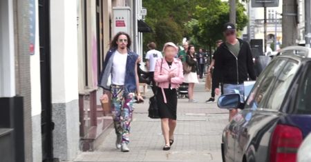 Szpak w spodniach w kwiaty na mieście