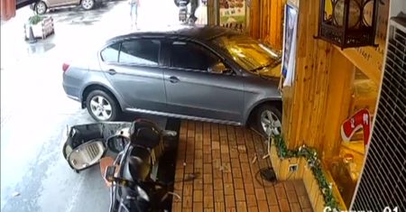 Samochód wjechał do restauracji w Szanghaju