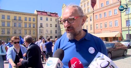 Lider KOD jedzie do Brukseli. "Wierzę, że presja międzynarodowa skłoni rząd do ustępstw"