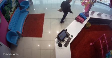 Ukradł pieniądze z galerii handlowej z Poznaniu, ale zarejestrowała go kamera monitoringu