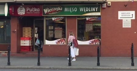 Mercedes w warzywniaku. Nie pomogła mamie w robieniu zakupów