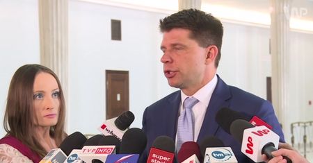 Petru: PiS chce doprowadzić do sytuacji, gdy będą w Unii głosowane sankcje wobec Polski