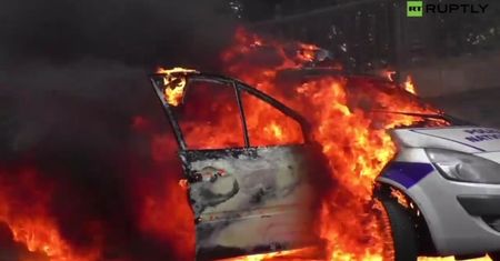 Demonstranci podpalili samochód policji w Paryżu