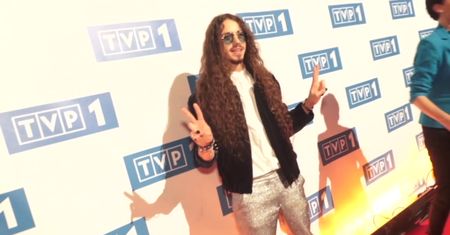 Szpak na konferencji wyciera okulary w bluzkę stylistki