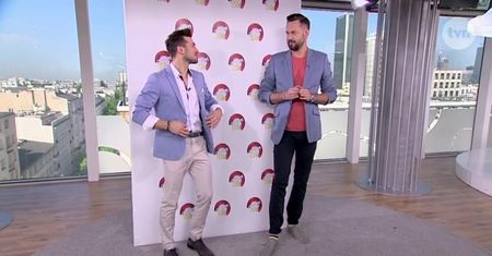 Maślak uczy, jak pozować na ściance: "Można pozować w stylu egipskim. Nogi: jedna do przodu..."