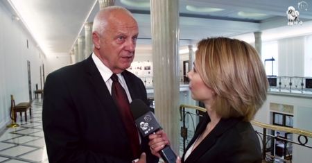 Niesiołowski o Kaczyńskim: "Siedzi, kiwa głową i przebiera językiem w jamie gębowej"