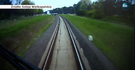 Szynobus zderza się z ciężarówką na przejeździe. Właściciel pojazdu tłumaczy kierowcę