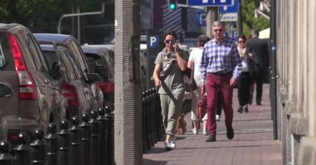 Rusin spaceruje po Warszawie w dresach