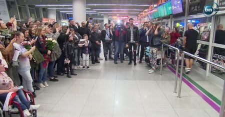 Fani śpiewają dla Szpaka na lotnisku. "Byłem trzeci, głosy jury nie mają znaczenia!"