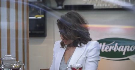 Herbuś w wielkim szaliku wychodzi z TVN-u