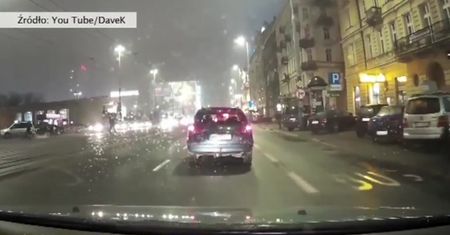 Przechodził w niedozwolonym miejscu. Stanął na środku i dyskutował z kierowcą