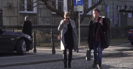 Rozenek na mieście z ulubioną torebką Chanel