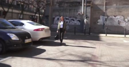 Szczęśliwa Kinga Rusin pozuje na parkingu