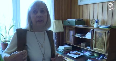Maria Kiszczak pokazuje szafę Kiszczaka