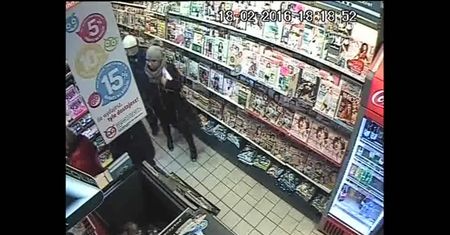 Okradziono sklep w Gnieźnie. Policja publikuje wizerunek osób mogących mieć związek z kradzieżą