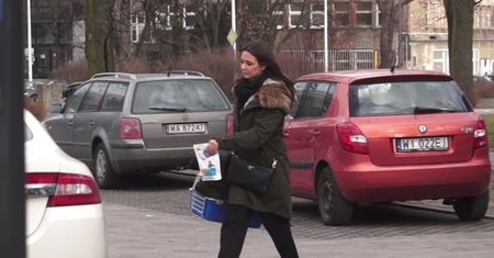 Kinga Rusin z kotem u weterynarza