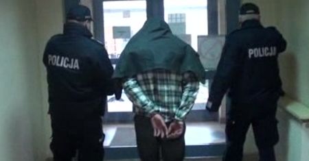 Policjanci zatrzymują podejrzanego o fałszywy alarm na lotnisku w Modlinie