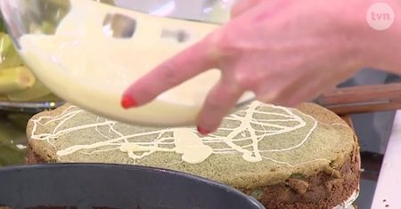 Sernik z zieloną herbatą i polewą z białej czekolady