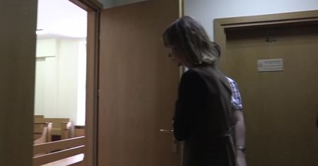 Szulim w dobrym humorze wychodzi z sądu