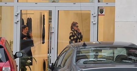 Lady Rozenek mierzy sukienkę w butiku