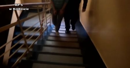 Kobieta porzuciła małe dziecko na klatce bloku i poszło na imprezę