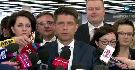 Petru: PiS mentalnie oddala nas od Europy
