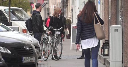 Cielecka na rowerowej przejażdżce po mieście