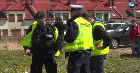 Wypadek na przejeździe w Zachodniopomorskiem. Kierowca walczy o życie
