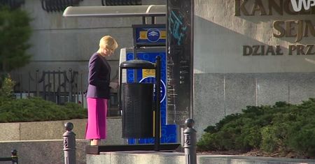 Agata Duda w obstawie BORowców.... wybiera pieniądze z bankomatu