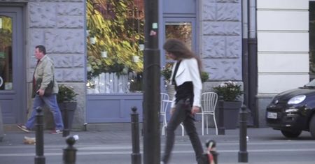 Michał Szpak w lenonkach spaceruje po Warszawie