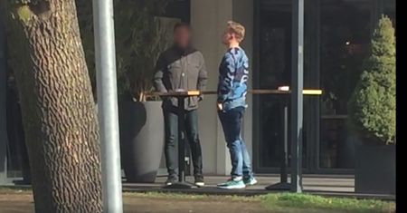 Kuba Wesołowski w niebieskim moro na spacerze z żoną