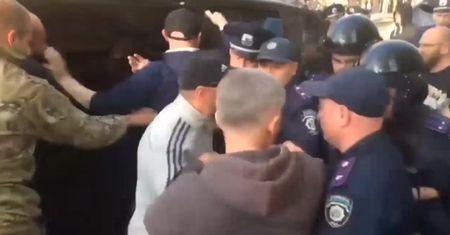 Ukraiński deputowany obrzucony kamieniami i jajkami w Charkowie. Działacze skandowali: Hańba, hańba!