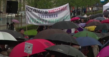Manifestacja KOD po obchodach rocznicy Chrztu Polski