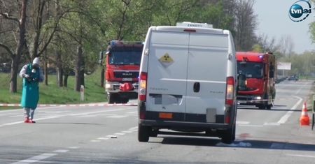 Wypadek na DK50. Kolizja samochodu przewożącego materiały radioaktywne. Trwa akcja straży pożarnej