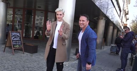 Radek Pestka rozdaje autografy pod "Dzień Dobry TVN"